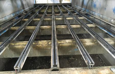 Nosníky pre stavebnicový systém polyuretanových alebo gumených sít