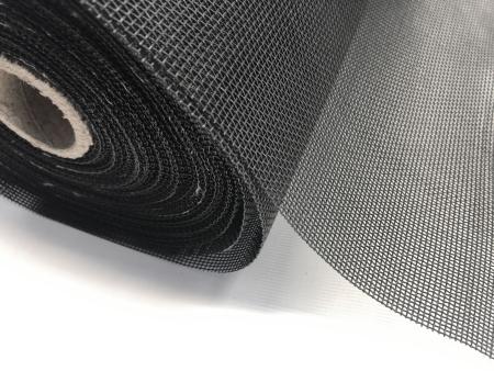 Pet - screen protihmyzová sieťovina proti poškodeniu domácimi zvieratami.