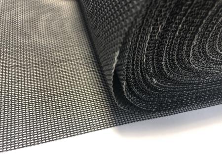 Pet - screen protihmyzová sieťovina proti poškodeniu domácimi zvieratami.