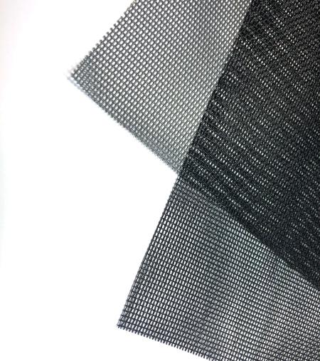 Pet - screen protihmyzová sieťovina proti poškodeniu domácimi zvieratami.